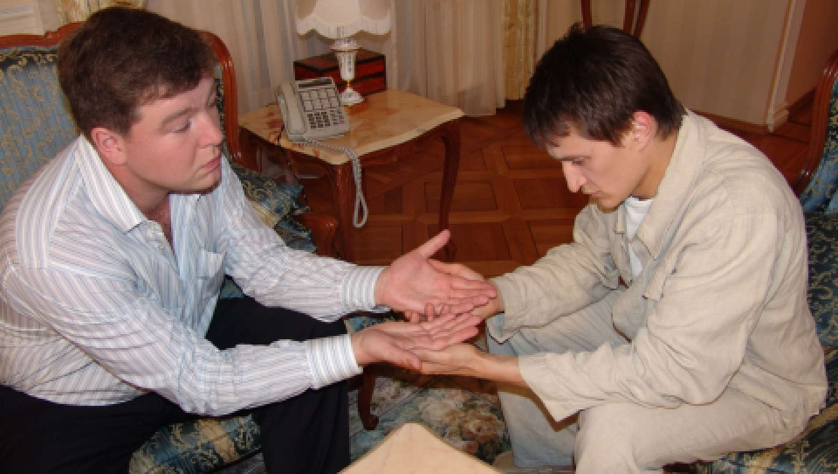 Чтение рук. Фото из открытых источников. 