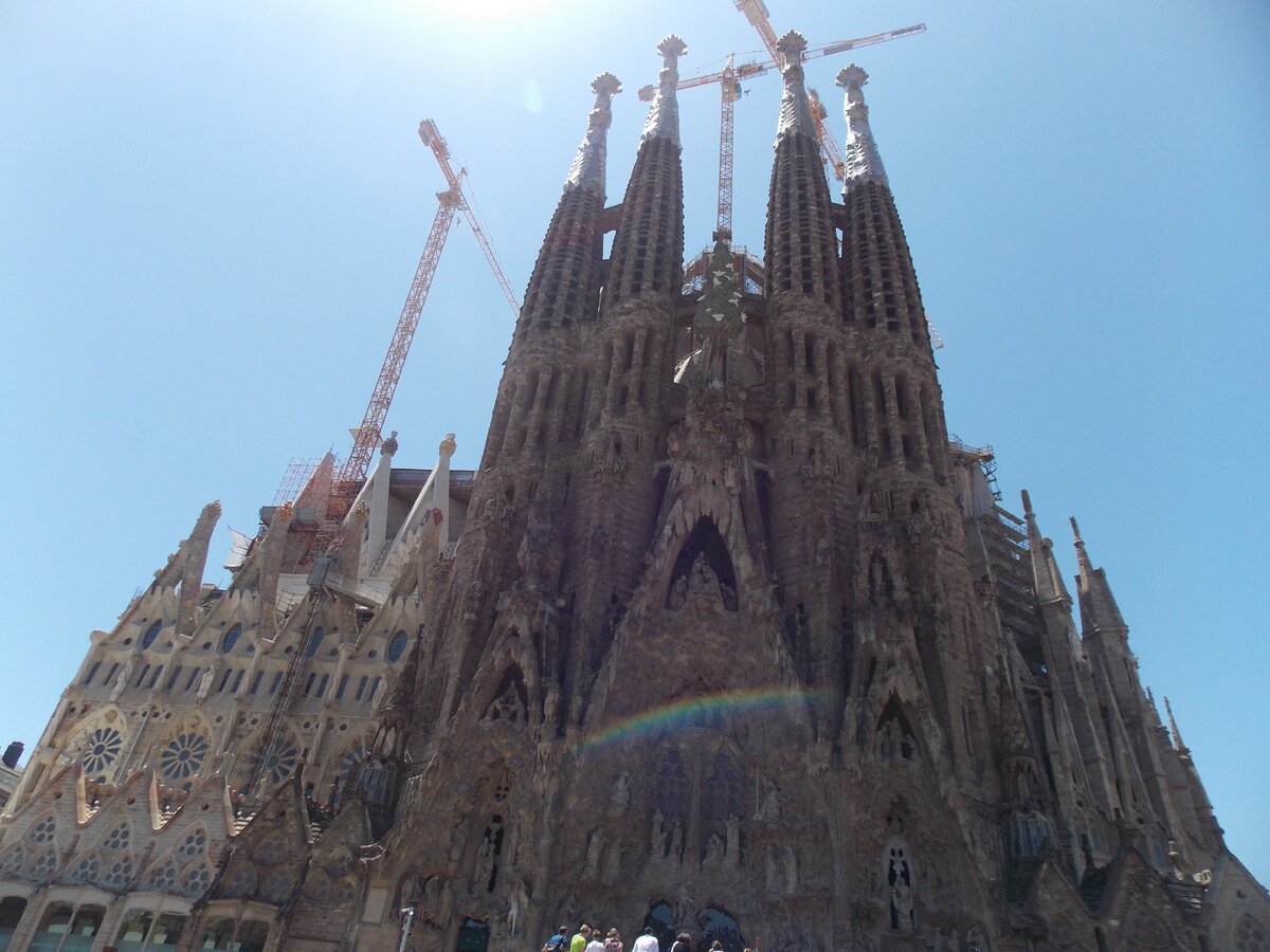 Листай галерею, чтобы увидеть Храм Святого Семейства со всех сторон