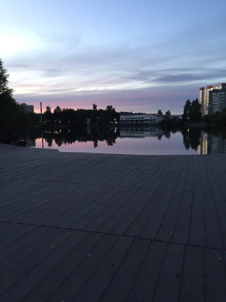 Красивое описание заката порой невозможно из-за толстого слоя пыли, сквозь который не может пробиться солнце. Оно так и исчезает, не коснувшись линии горизонта.Да и память человека со временем его подводит, и он стремится сохранить красивую картину захода солнца на фотографиях и картинах, где тот самый прекрасный миг останется с ним навсегда.