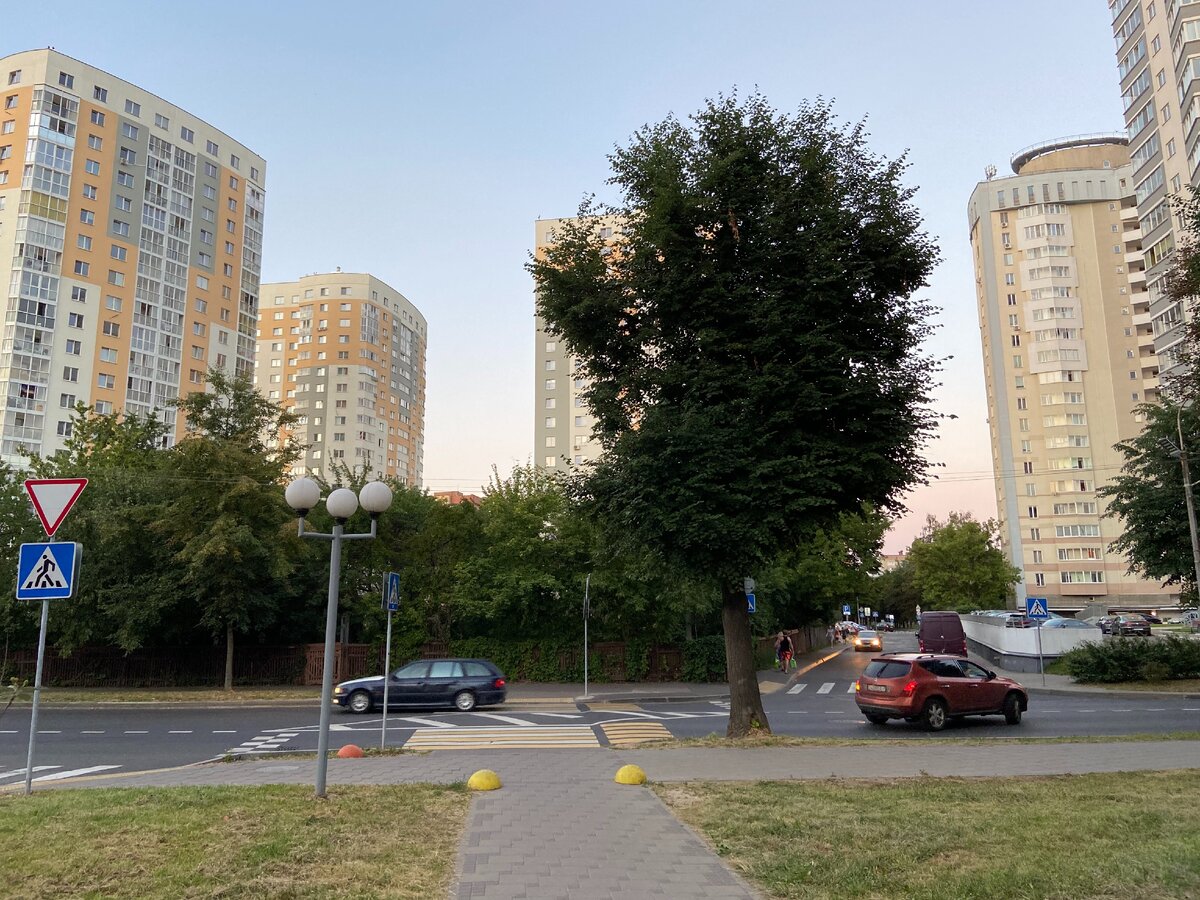 Нашёл в Беларуси дом, запертый в центре столицы между тремя высотками.  Показываю, как там живут люди | Евгений и Дарья Олейники | Дзен