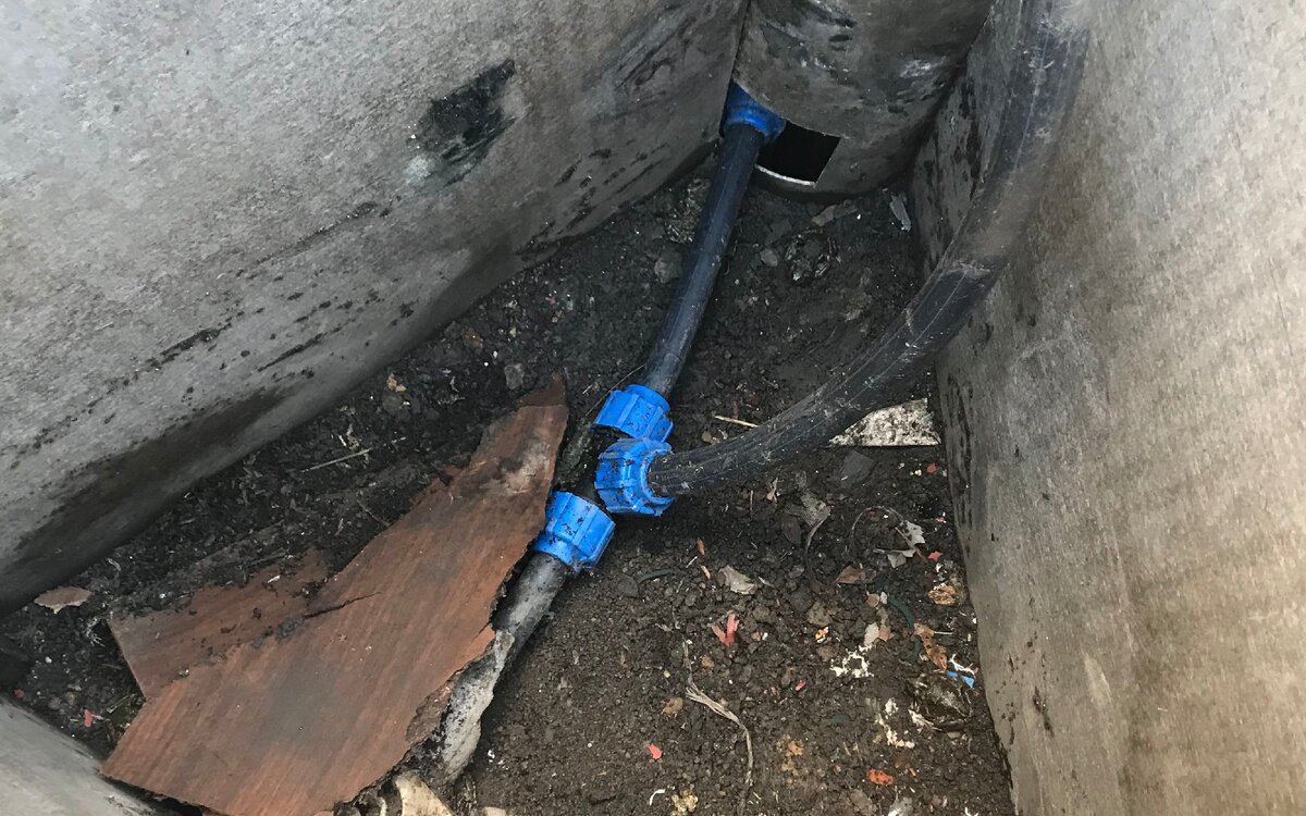 Раскрыл люк для того чтобы раскрутить соединительные шланги.