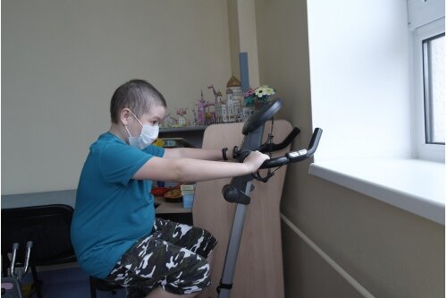 Велотренажер заменяет Роме любимый домашний велик