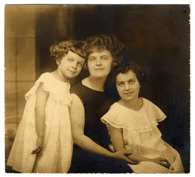 Лилиан с матерью Кларой и сестрой Соней, Нью-Хейвен, гр. 1920. Клара Гольдесгейм (1894–1968) родилась в Одессе и приехала в Америку около 1909 года