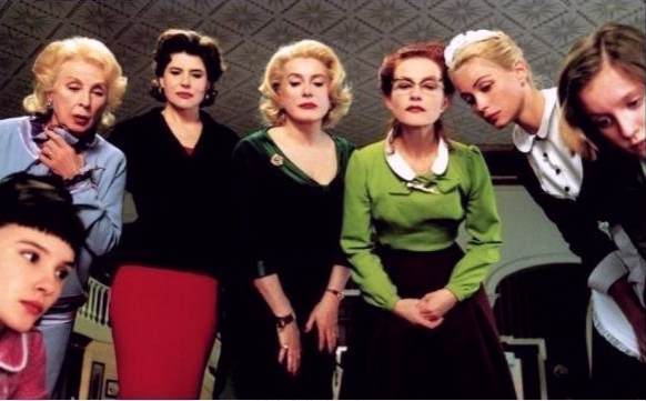 8 Женщин

На Рождество в особняке собирается большая семья. но праздник омрачен смертью хозяина дома, который найден заколотым в своей собственной постели. Кроме того.
телефонный шнур и провода зажигания в автомобиле перерезаны. поэтому
8 женщин, близких убитому, оказываются отрезанными от окружающего мира.
И убийца, очевидно, — одна из них.
