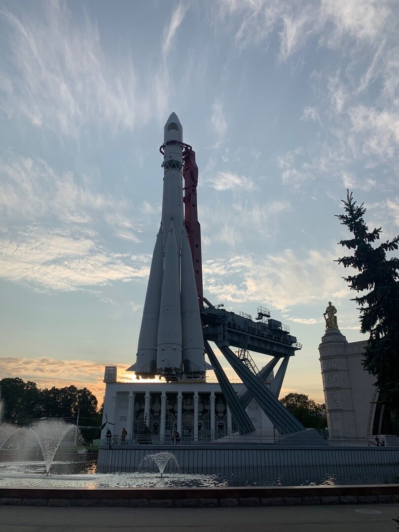 А перед входом Вас приветствует копия ракеты "Восток"