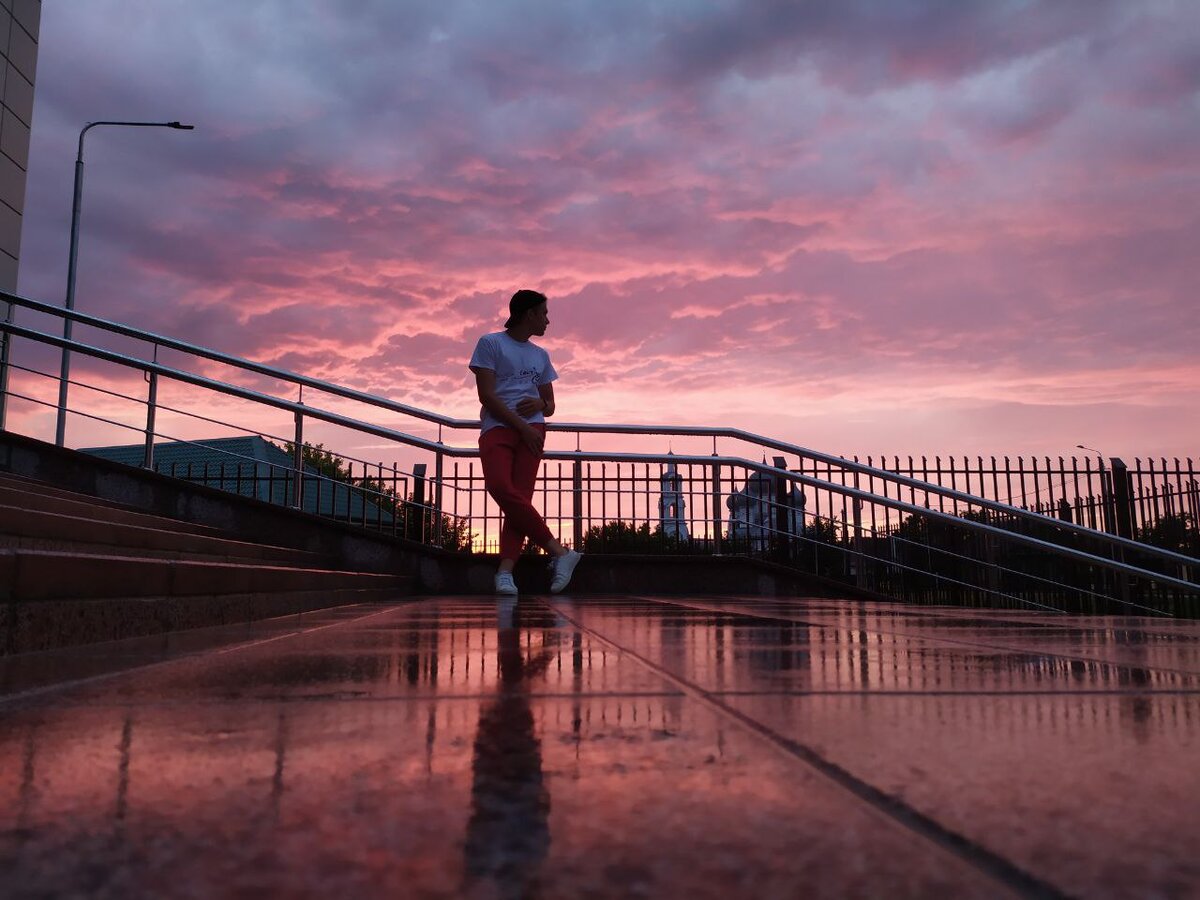 Слегка облокотившись... 