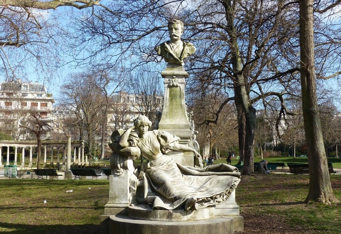 Памятник Ги де Мопассану в парке Монсо. Работа скульптора Шарля Рауля Верле, 1897г.