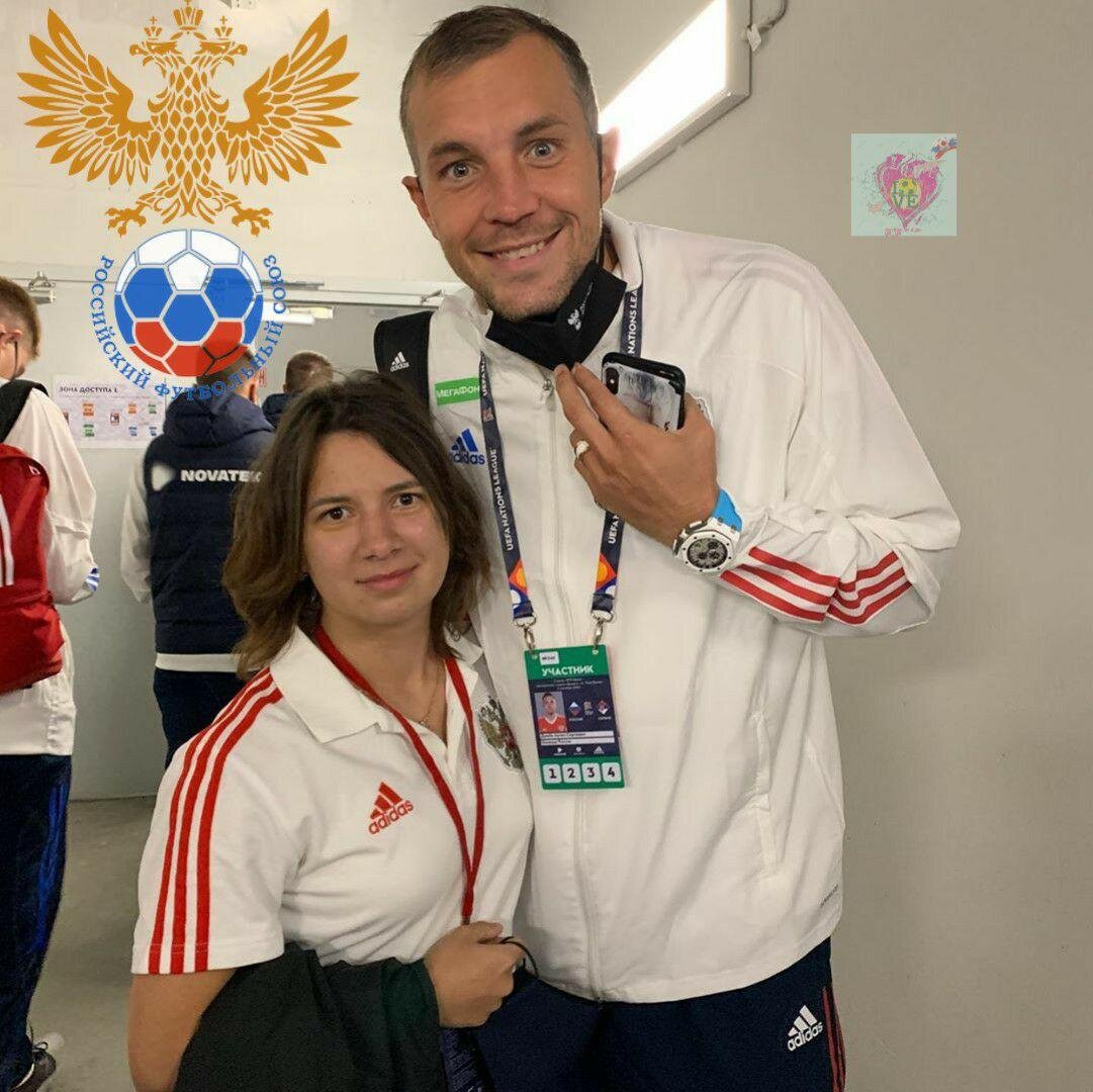 Дзюба во время недавних матчей сборной со своей фанаткой) Фото из архива моей знакомой 