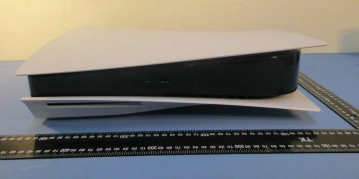 Официально Sony сообщила, что размеры PS5 составляют 15,4 дюйма в высоту, 10,34 дюйма в глубину и 4,09 дюйма в ширину.