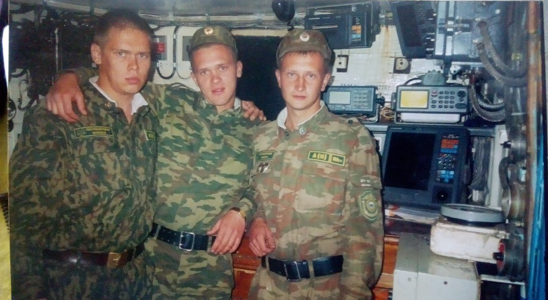 На фото: первый справа Александр Алексеевич Ломовцев.