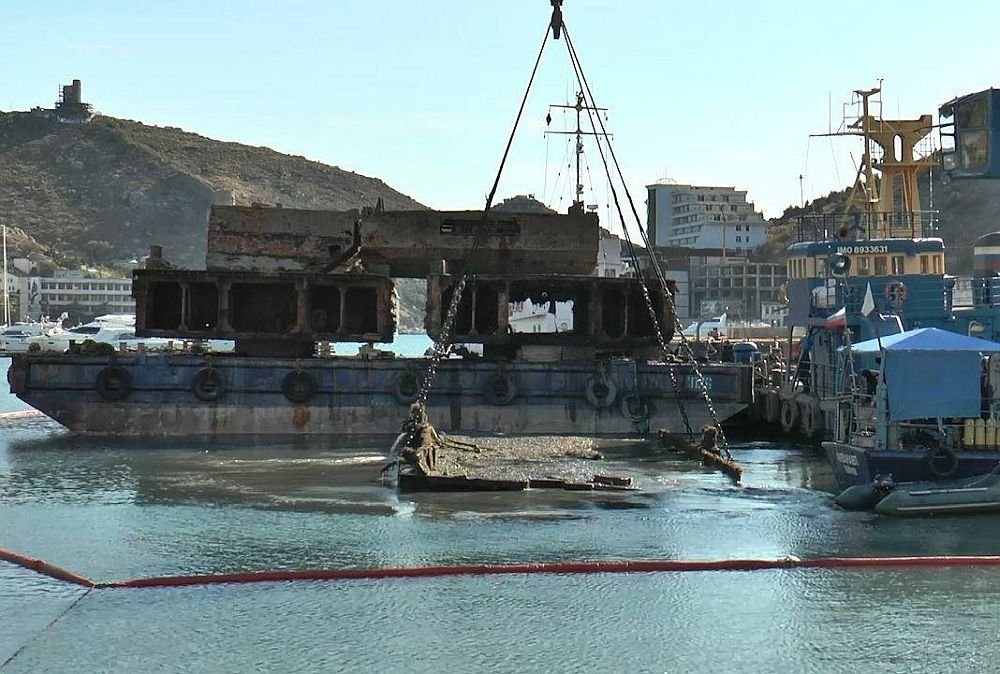 Подъем плавпричала и катера со дна Балаклавской бухты. Фото: epp.genproc.gov.ru