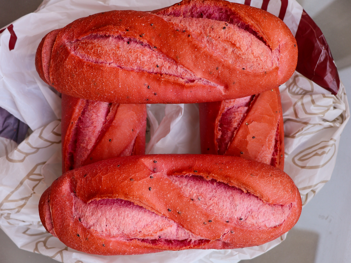 Розовый хлеб.  Находчивые предприниматели находят в сложности возможность) фото: Кейт Тейлор/businessinsider.com.au