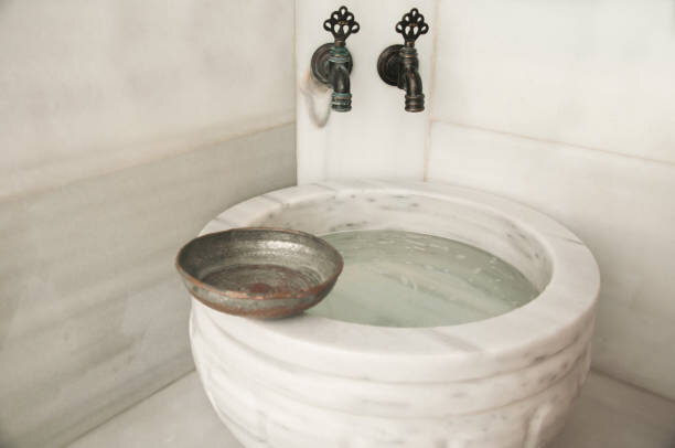Чаша, мраморный резервуар - колорит турецкого хамама сохранен и в современных турецких банях. Фото из свободного доступа Интернета. 
