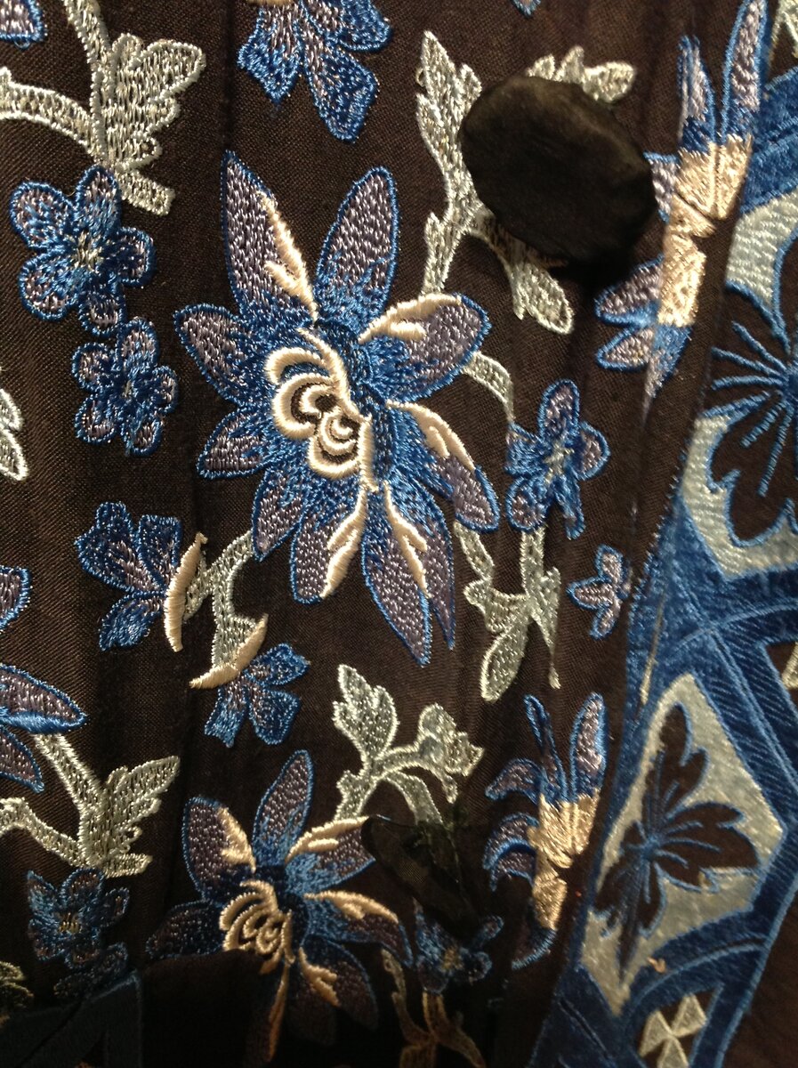 Стоимость  немалая \продается за 45000\, но какая красота - голубая шелковая вышивка на черном!