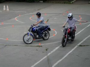 Садясь за руль мототехники необходимо понимать, что у вас не будет никаких средств пассивной и активной защиты, как у автомобилистов. Это значит, что выбор специализированного снаряжения имеет решающее значение. Именно оно повышает выживаемость мотоциклистов в случае ДТП. Экономить на экипировке однозначно нельзя. К выбору спецодежды, шлема, перчаток, ботинок следует подойти тщательно, обращая внимание на качество и прочность материалов.После покупки необходимого оснащения можно приступать к практике. Для этого новичкам лучше всего подойдет не дорога, а открытая площадка, например, пустая автостоянка либо спортплощадка без людей.