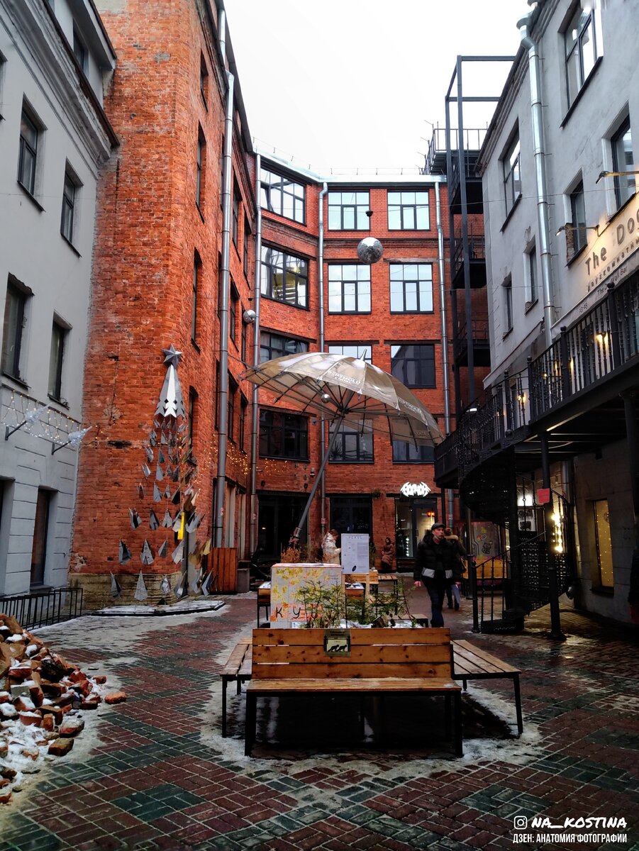 Внутренний двор Бертольд центра с Новогодней елью огромным зонтом