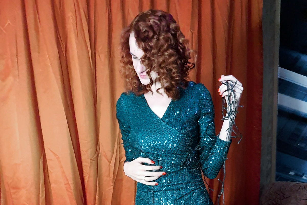 Сама я обычно пишу свои желания ДО Нового года. Предварительно поймав новогодний настрой и хорошее настроение. На весь список уходит часа полтора