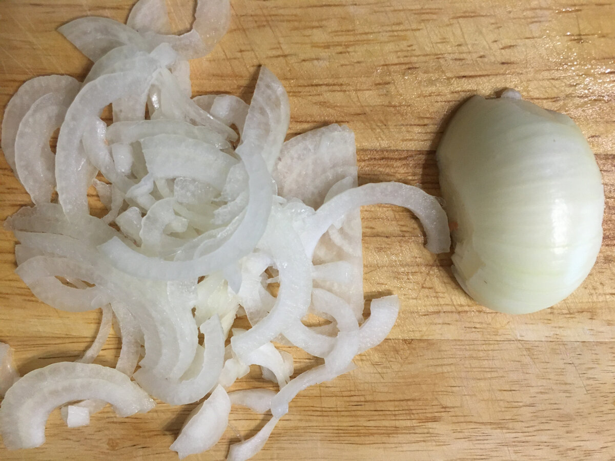 Этот простой, вкусный салат из кальмаров обязательно готовлю на праздничный стол, есть вариация без майонеза