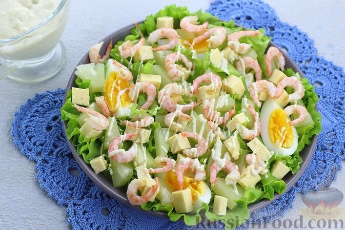 креветки, ананас консервированный, сыр твёрдый, яйца, листья салата, лавровый лист, сок лимона, йогурт натуральный, горчица, порошок чесночный, соль, перец чёрный молотый