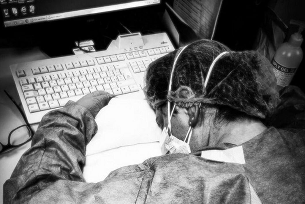 Знаменитое фото итальянской медсестры, уснувшей на дежурстве от непомерной нагрузки. Первые дни пандемии.