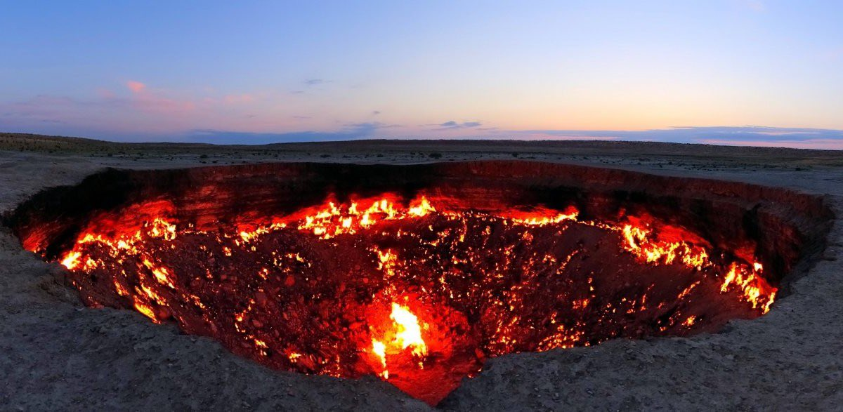 Hell place. Каракум Туркменистан врата ада. Туркмения кратер Дарваза. Газовый кратер врата ада. Дарваза врата ада.