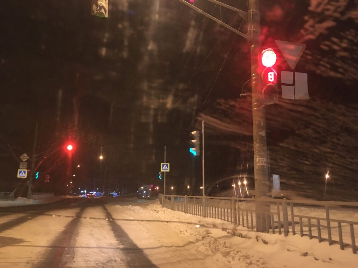 Вид из стекла "до". Здесь свет не такой яркий, но когда навстречу едет машина с дальним светом, бликует просто ужасно!