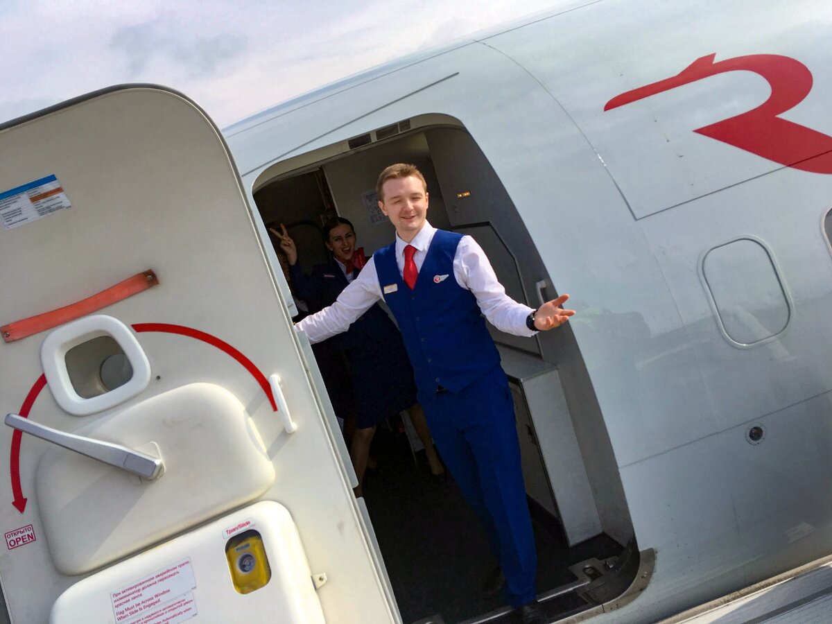 Бортпроводники во время короткой стоянки перед вылетом