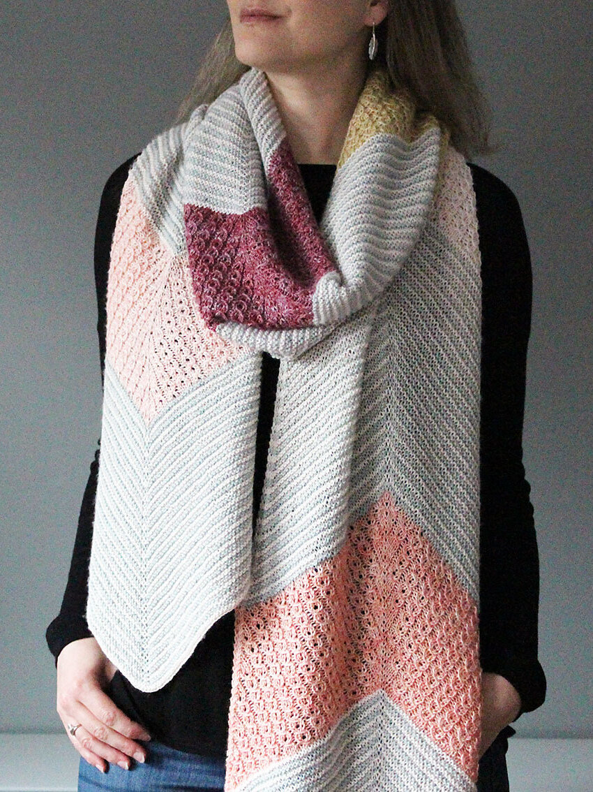 Вязаный спицами палантин