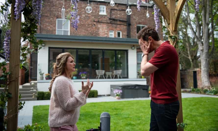 Время вопросов… Дервла Кирван и Ричард Армитидж в «Незнакомце». Фотография: Netflix