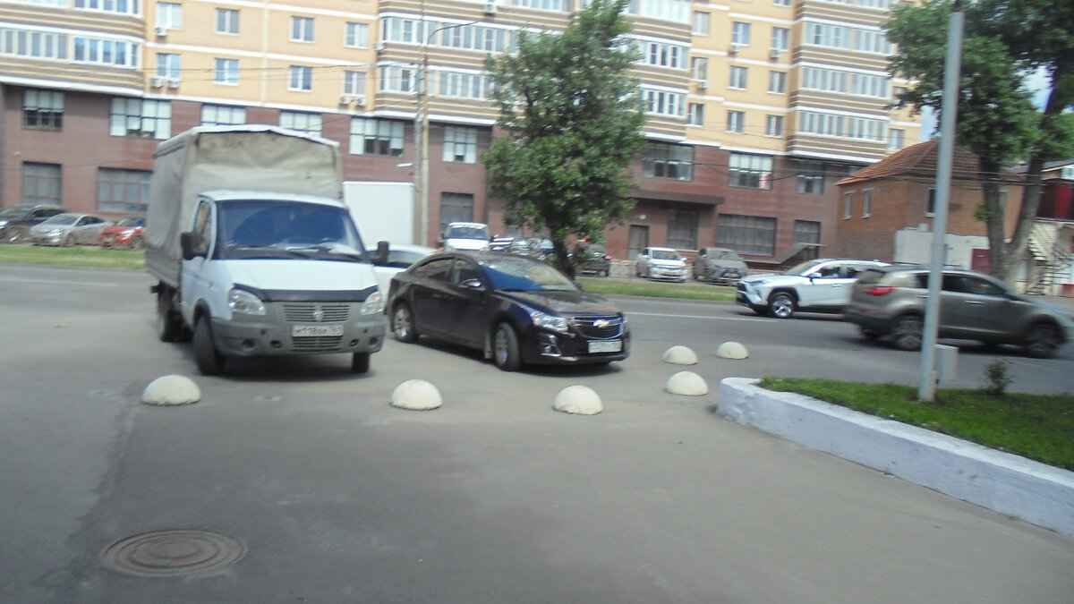 Можно стать так. Припарковать две машины и оставить место для третьей. Фото автора