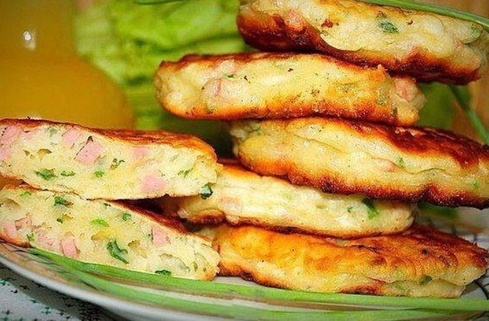 Блины с колбасой и сыром и помидорами