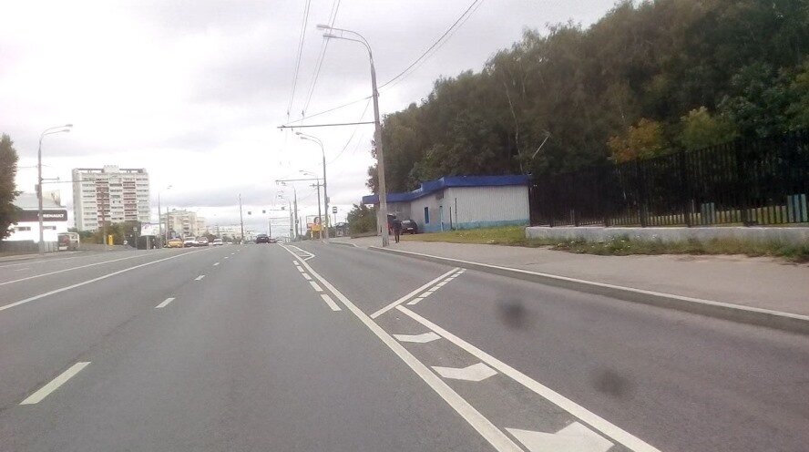Разрыв в разметке для заезда на шиномонтаж, после него — камера и та самая остановка