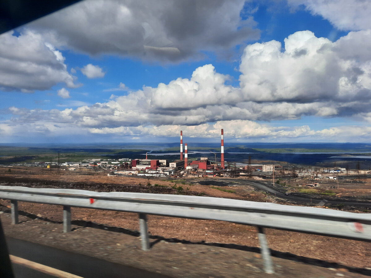 Вид на Никель со стороны трассы Р-21 «Кола»