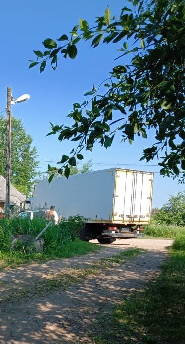 Свою машину мы отогнали к колонке.