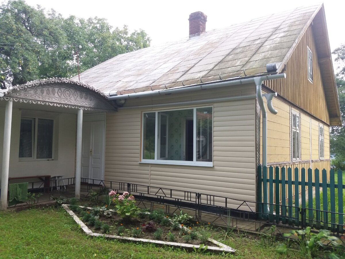 Не поверите, но листы на крыше не менялись... А вот летнюю кухню пристроили и веранду закрыли