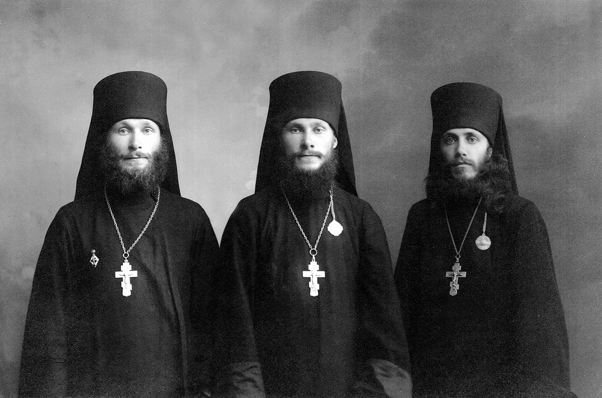 Слева направо: иеромонахи Лев и Гурий (Егоровы), Иннокентий (Тихонов). Петроград. 1916 г.: