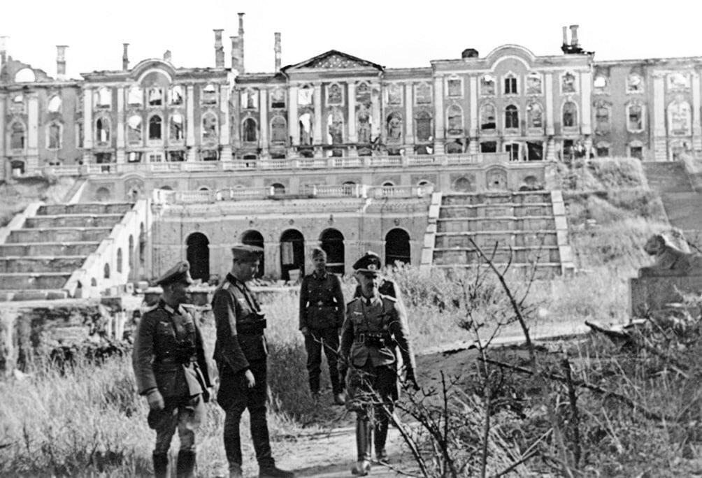 Немецкие туристы в Петергофе.