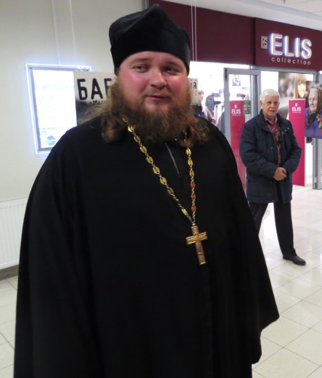 Рязанский священник Дмитрий Фетисов выступил против помощи цыганам, считая их бездельниками.2