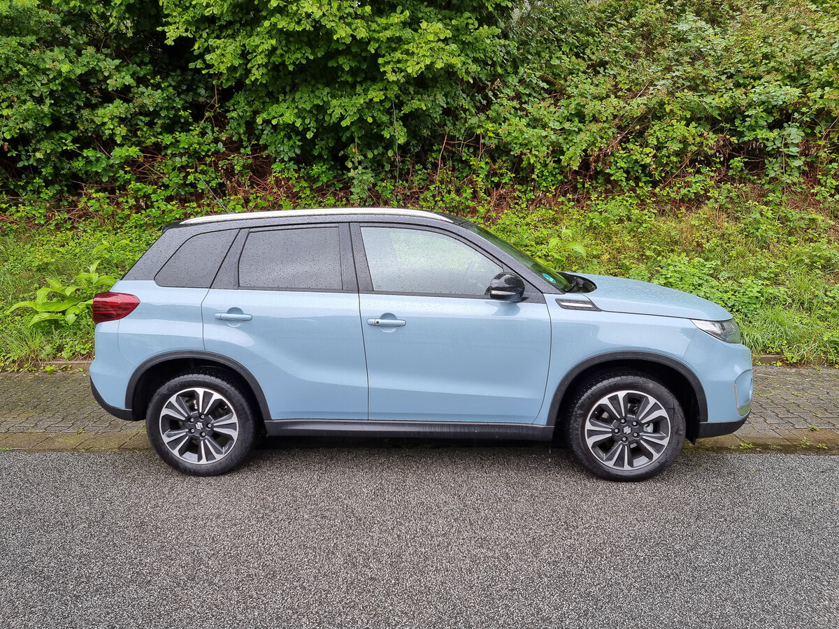 Suzuki Vitarа в комплектации Comfort+ стоит при своих габаритах 4,17 х 1,77 ъ 1,59 м на опциональных легкосплавных колесах, обутых в шины 215/55R17  