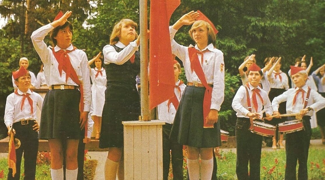 Пионеры СССР в парадной школьной форме. 1986 г.