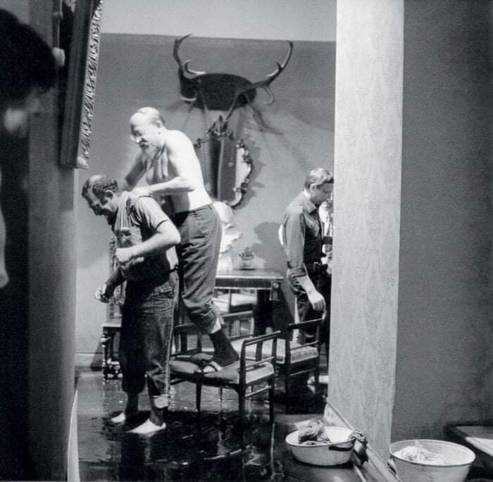 – Не читайте до обеда советских газет! – Все отнять и поделить! – Котов душили, душили… – Разруха не в клозетах, а в головах! – Абырвалг. – Человеку без документов строго воспрещается существовать.-19