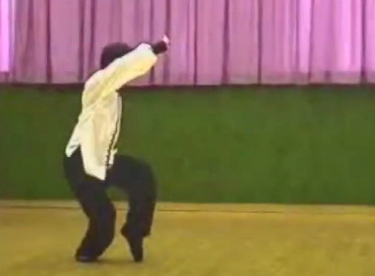 Крыльев нет, зато есть когти. Таолу стиля инчжаоцюань. Фото с сайта https://www.youtube.com/watch?v=fPnwOIPqtdA