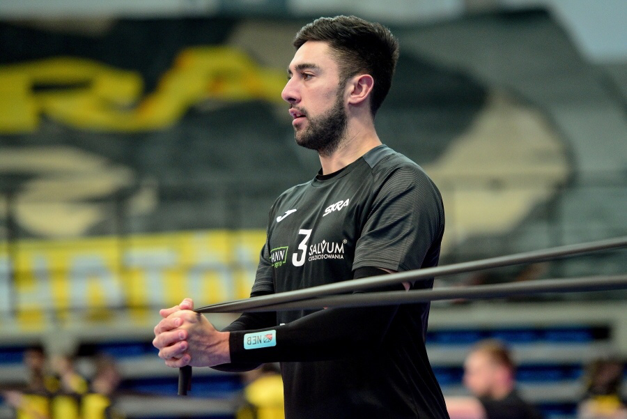 Польский волейбольный клуб «Скра» объявил, что больше не рассчитывает на американца Сандера. В клубе подчеркнули, что доигровщик не приехал на предсезонку, хотя ему звонили, о чем ранее писали СМИ. Сандер, пропустивший большую часть прошлого сезона из-за физических проблем, вернулся на корт в финале сезона и впоследствии участвовал в Лиге наций и Олимпийских играх со своей национальной командой. В начале лета он выразил желание остаться в «Скре», с которым он подписал новый контракт, который он не стал соблюдать, поскольку не отвечал на различные звонки из команды. 
 
«Скра» начала судебные разбирательства о расторжении контракта с игроком. Голландско-итальянский нападающий Дик Кой заменит