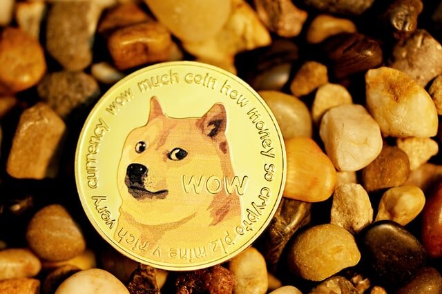 Популярность Dogecoin также вносит большой вклад в цену Dogecoin на уровне 0,271780 долларов США с рыночной капитализацией в 36 миллиардов долларов. Самыми заметными сторонниками оказались Илон Маск и многие знаменитости. ФОТО: EXECUTIUM / UNSPLASH