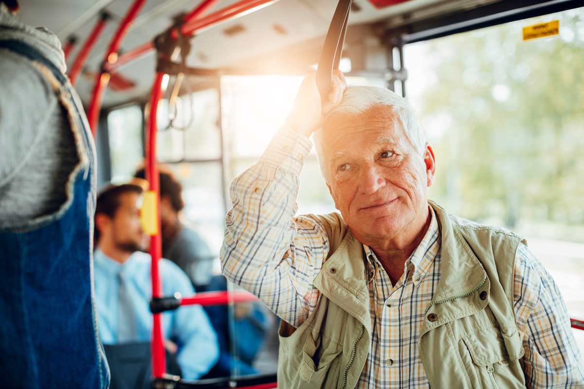 Бесплатный проезд в маршрутке. Мужчина в автобусе. Пожилые люди в автобусе. Пенсионеры в автобусе. Транспорт для пожилых людей.