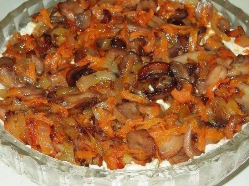 Салат с жареным луком и грибами. Салат с жареной морковкой и луком. Салат с жареной морковью и грибами. Салат лук морковь и грибы.