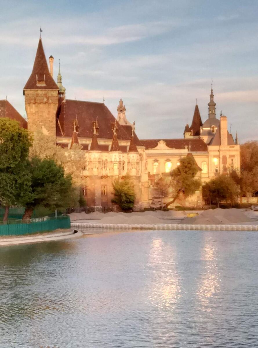 Замок Вайдахуняд в Городском парке Будапешта на пл. Героев