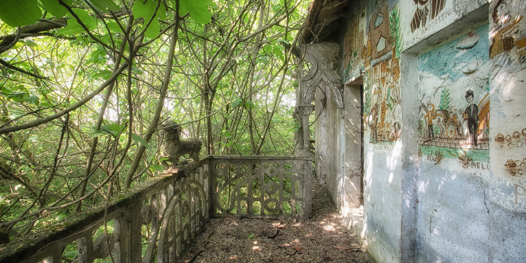 Счастье у каждого свое. Мы нашли сказочный дом отшельников. Поразительно, как он сохранился.