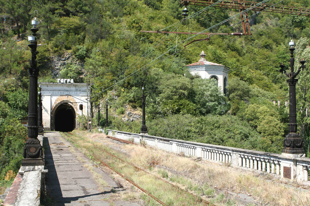 Станция абаата абхазия. Ж. Станция абаата. Железнодорожная платформа абаата. Платформа абаата.