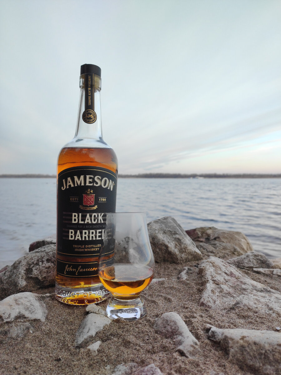 Jameson виски белый. Джемесон Блэк Баррел. Виски джемисон оранж. Виски черное и белое. Виски 9.